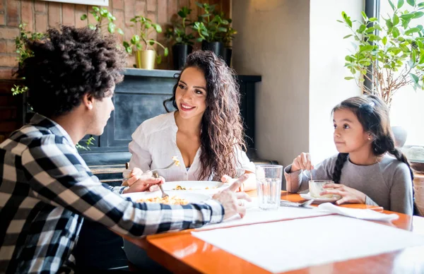 Lycklig afrikansk amerikansk familj äta lunch tillsammans på restaurang och ha kul — Stockfoto
