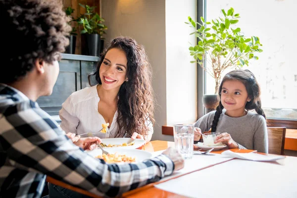 Lycklig afrikansk amerikansk familj äta lunch tillsammans på restaurang och ha kul — Stockfoto