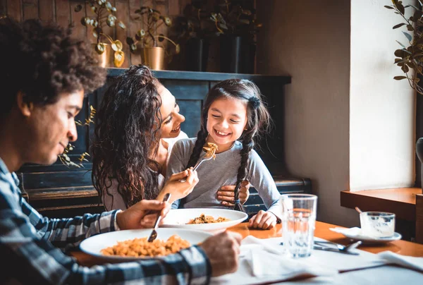 Happy афро-американської сім'ї їдять обід разом в ресторані і веселяться — стокове фото