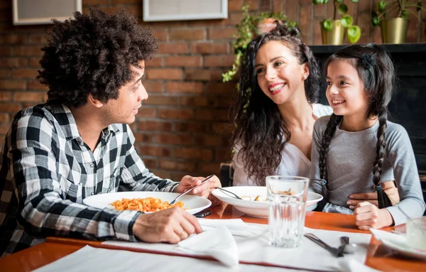 Šťastná americká rodina obědvá společně v restauraci a baví se — Stock fotografie