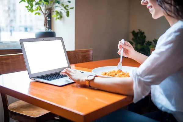 Pantalla vacía de la computadora portátil, mujer joven que trabaja en la computadora en el restaurante — Foto de Stock