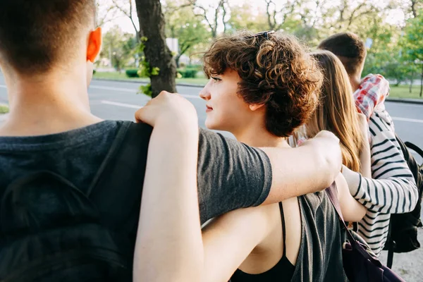 年轻人拥抱在城市散步 — 图库照片