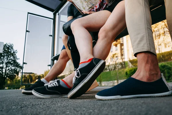 Zapatos cómodos en los pies de los turistas — Foto de Stock