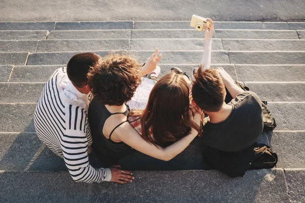 Grupo de amigos levando selfie na câmera na cidade — Fotografia de Stock