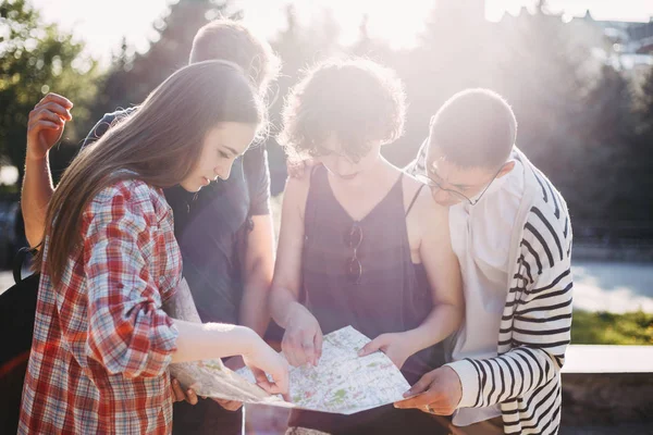 Amigos procurando a localização no mapa — Fotografia de Stock