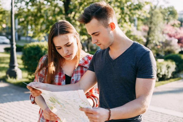 Pareja perdida en la ciudad, mirando el mapa — Foto de Stock