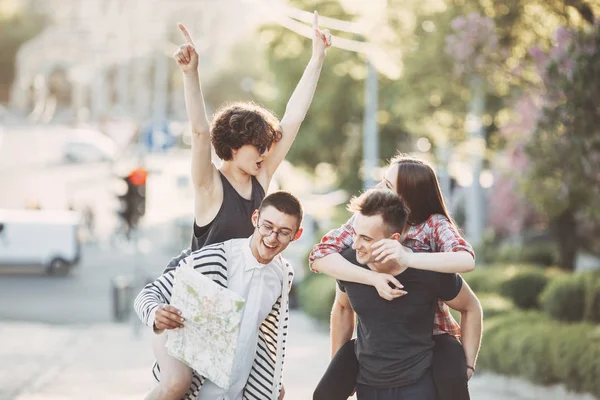 Amigos viajando juntos passear se divertindo — Fotografia de Stock