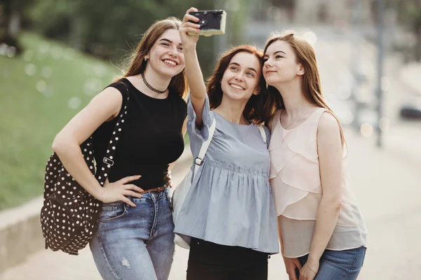Amigos tomando selfie al aire libre usando cámara retro —  Fotos de Stock