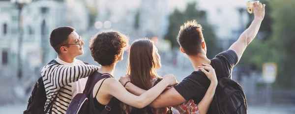 Jovens felizes tirando selfie à câmera na cidade — Fotografia de Stock