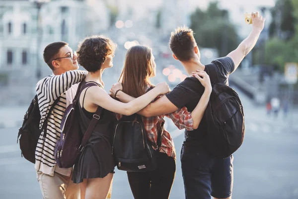 Jovens felizes tirando selfie à câmera na cidade — Fotografia de Stock