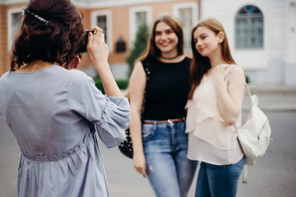 Fotógrafo iniciante tirar fotos de mulheres modelos — Fotografia de Stock