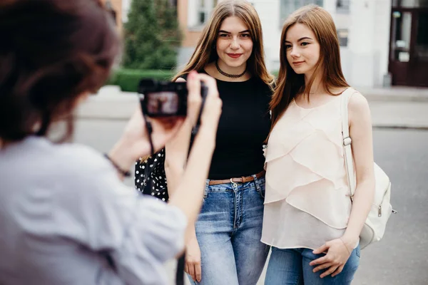 Femme prenant des photos de ses amis à l'aide de la caméra — Photo