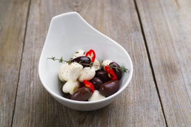 Mozzarella peynir topları siyah zeytin ile