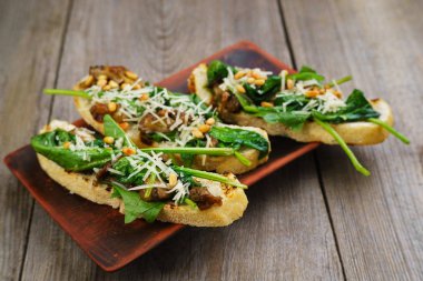 Bruschettas çam fıstığı ve ıspanak, yakın çekim