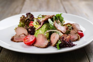 Akdeniz salatası Dana ve kiraz domates