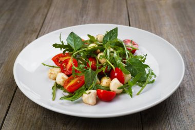 Domates ve mozzarella peyniri Caprese salatası