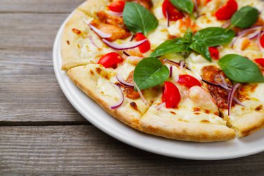 Deniz ürünleri karides, fesleğen ve peynir pizza