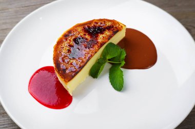 Peynirli Kek çilek ve çikolata sos ile