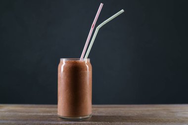 Soğuk içecek yenileme Restoran masada çikolatalı milkshake.