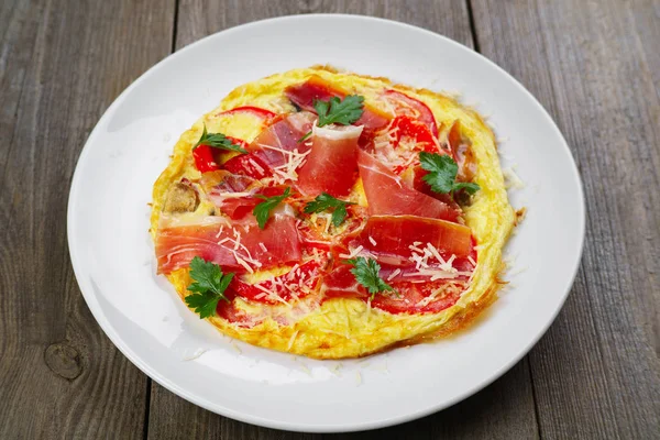 Tortilla con jamón y tomates, de cerca —  Fotos de Stock