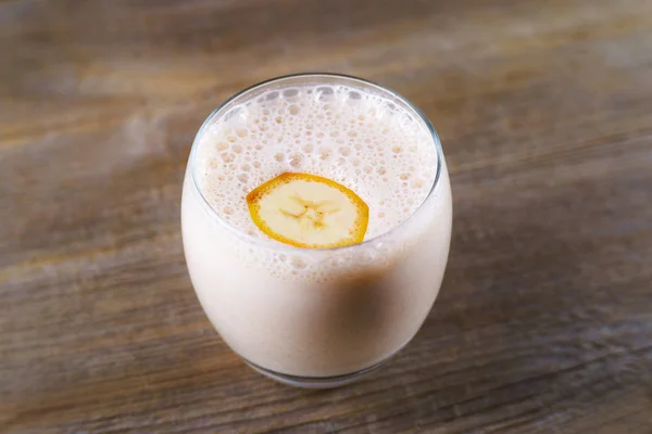 Milkshake de banana, batido delicioso, refrescante bebida doce. H — Fotografia de Stock