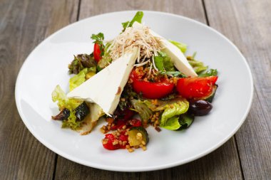 Beyaz peynir ve kaju fıstığı ile Akdeniz sebze salatası