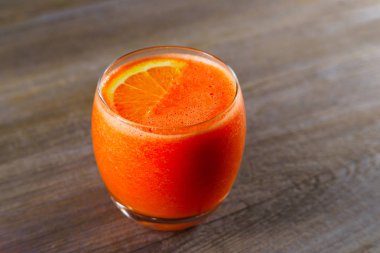Portakallı gazoz, soğuk içecek, üstten görünüm yenileniyor. Organik toksin