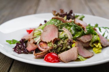 Akdeniz salatası Dana ve kiraz domates