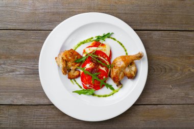 Caprese, İtalyan yemeği fırında bıldırcın bacaklar