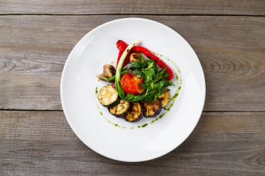 Otlar ve balsamik sirke ile ızgara sebze