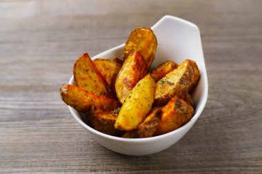 Bitki ve baharatlı fırında patates