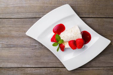 Semifreddo, tatlı çilek ve şurubu ile