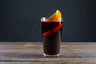 Portakal dilim ile sıcak kırmızı baharatlı mulled şarap