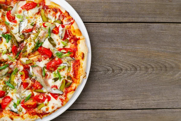 Італійська піца з корнішони і anchoviees, копія простір — стокове фото