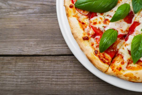 Маргарита итальянская пицца, квартира лежала с копирайтом — стоковое фото