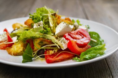 Akdeniz sebze letuce ve kruton salatası