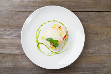 Pişmiş mısır polenta mozzarella ve pesto sos ile.