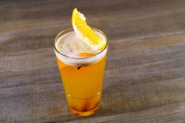 Sıcak elma tarçın ve portakal dilimleri ile