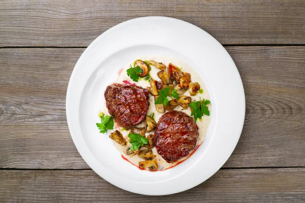 白いプレートにキノコと牛肉のグリル ステーキ — ストック写真