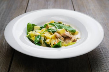 Tavuk ve ıspanak ile Fettuccine makarna