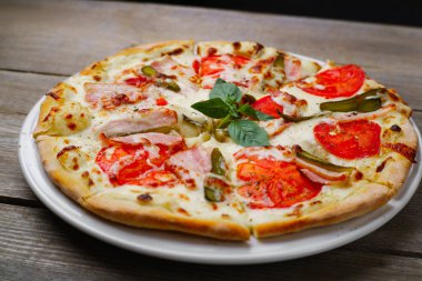 Pastırma ve turşusu, pizza yakın çekim.