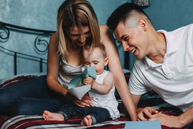 Anne kızı ile oyun geliştirme oynarken