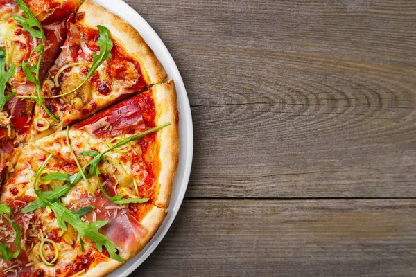 Pizza prosciutto ve roka, kopya alanı ile.