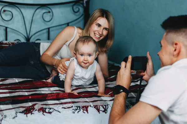 Papá tomando fotos de su familia —  Fotos de Stock