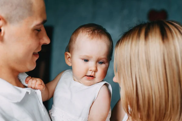 Madre e padre abbracciare la loro figlia bambino . — Foto Stock