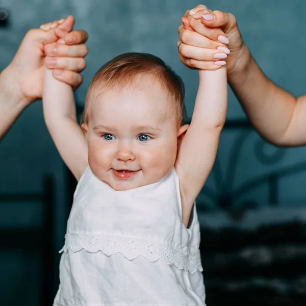 I genitori si tengono per mano di una piccola ragazza sorridente — Foto Stock