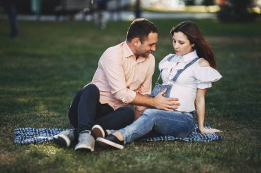 Hamile çift birlikte Parkı'nda iyi eğlenceler