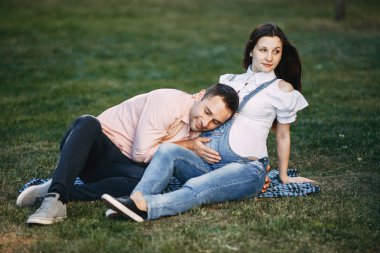 Mutlu adam hamile wifes göbek sarılma