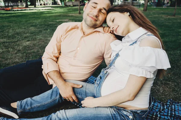 Embarazada pareja disfrutar de tiempo juntos al aire libre — Foto de Stock