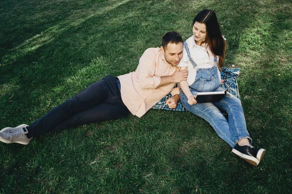 Casal grávida lendo conto de fadas para o feto — Fotografia de Stock